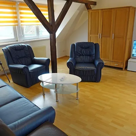 Апартаменти Citynahe Dachgeschosswohnung Fur Preisbewusste In Schwerin