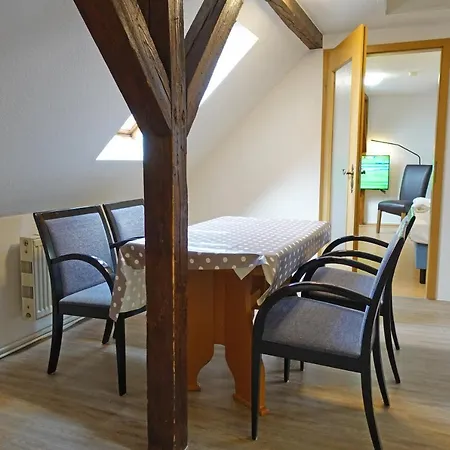 Апартаменти Citynahe Dachgeschosswohnung Fur Preisbewusste In Schwerin