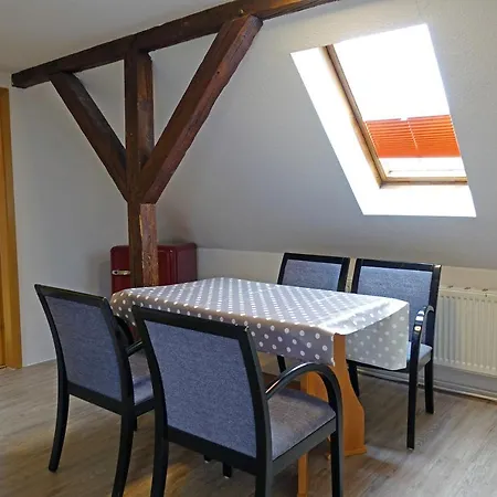 Citynahe Dachgeschosswohnung Fur Preisbewusste In Schwerin Апартаменти